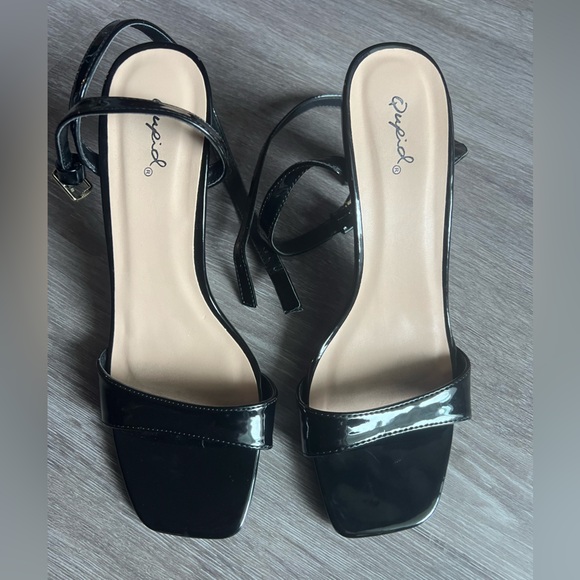 Qupid Black Patent Heels - Picture 1 of 3